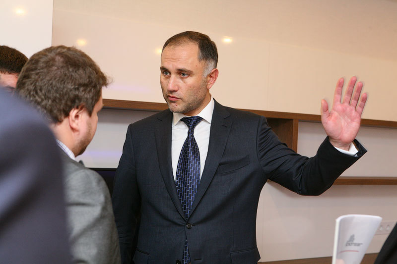 Оганесян не назвал причину ухода из Смольного