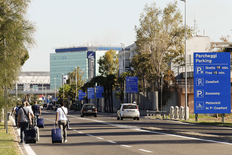 С полудня Фьюмичино потихоньку начал возвращаться к жизни