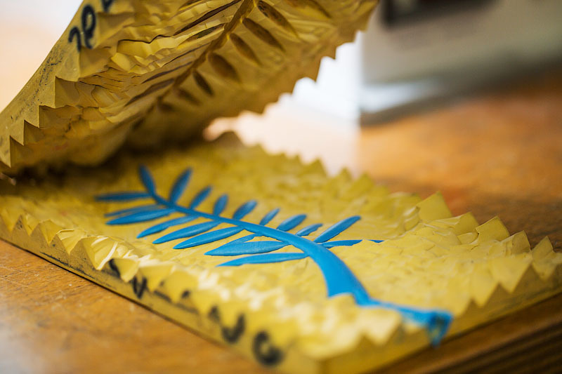 Первый этап работы: мастера готовят восковую модель ветви