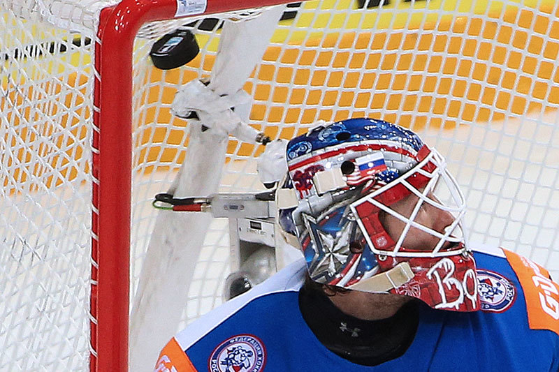 Вратарь сборной России Сергей Бобровский пропускает гол