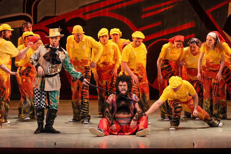 Оранго (Павел Рейман) умеет говорить «э-хе-хе», чихать и играть «Чижика»