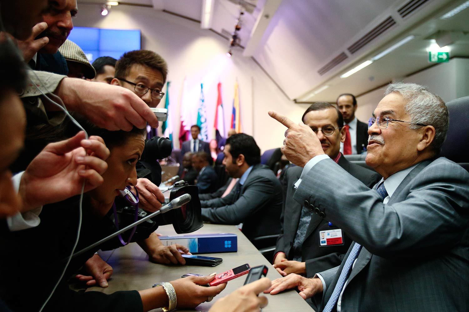 Самый влиятельный человек в ОПЕК, министр нефти Саудовской Аравии Али аль-Наими уверяет журналистов, что не может прогнозировать цены на нефть