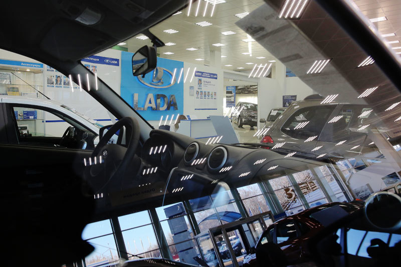Продажи автомобилей стабилизируются на новых низких уровнях, работающие уже два месяца программы льготного автокредитования и автолизинга пока не смогли стимулировать рост