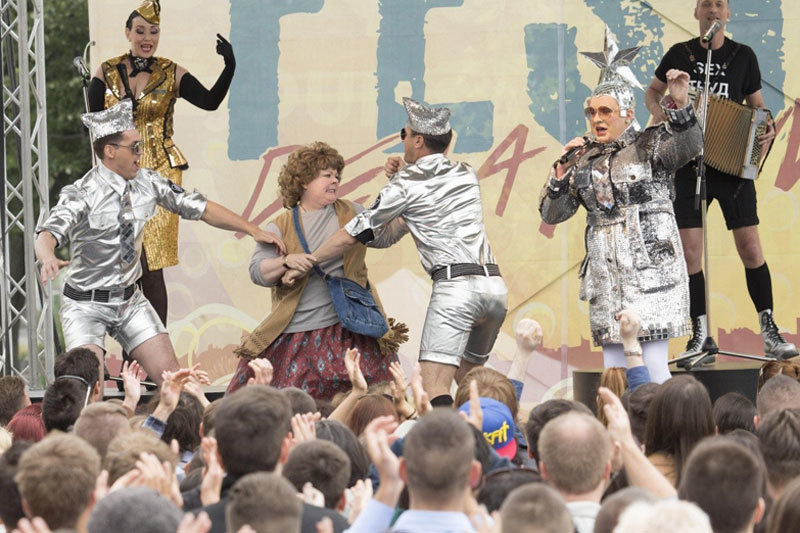 Мелисса Маккарти пытается напасть на Верку Сердючку. Не спрашивайте, просто посмотрите «Шпиона»