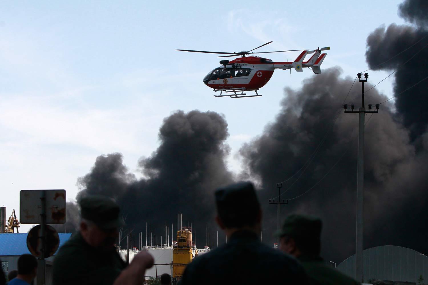 Нефтебаза в Васильковском районе горит почти сутки