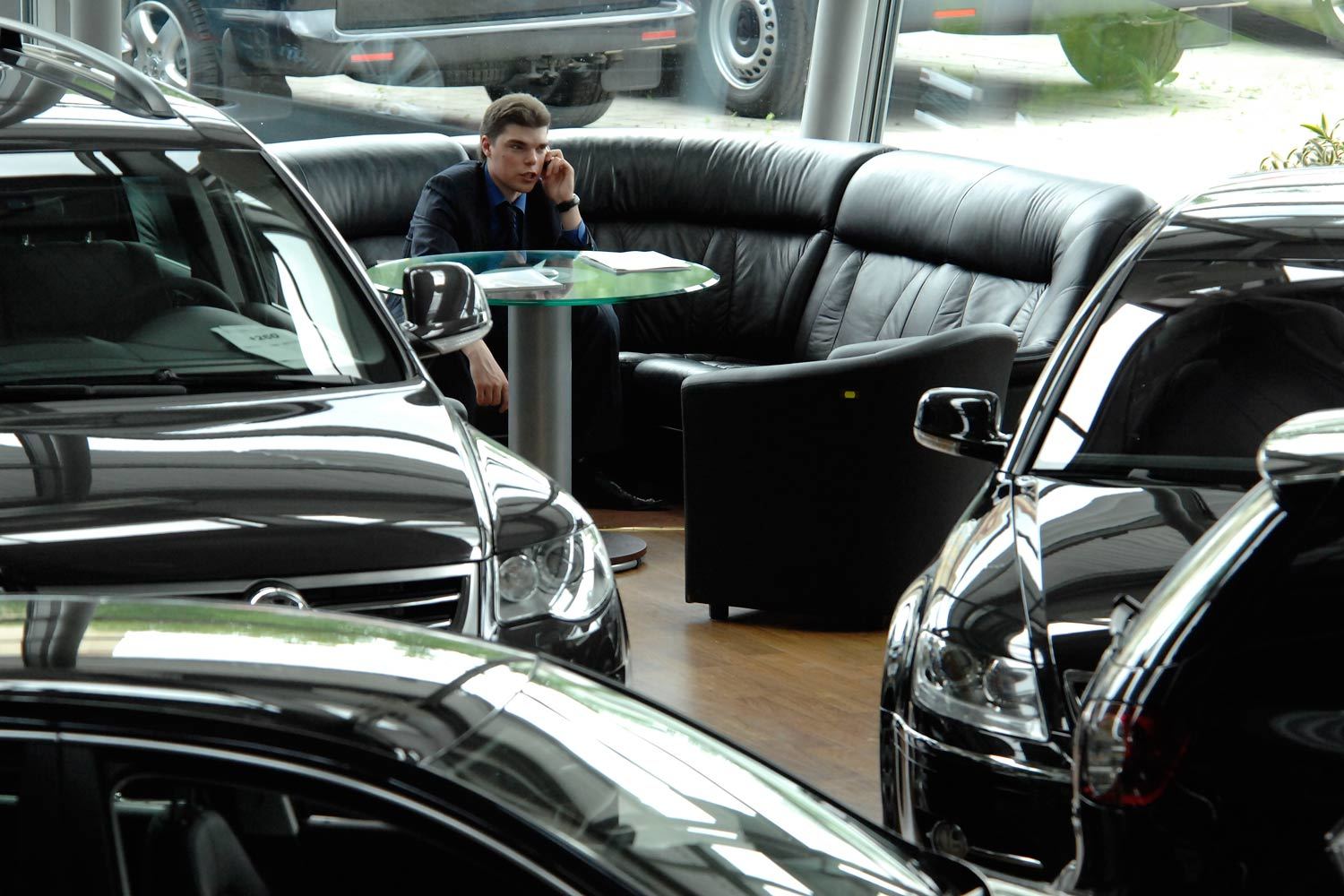 Российский рынок легковых автомобилей в этом году может сократиться на 56%