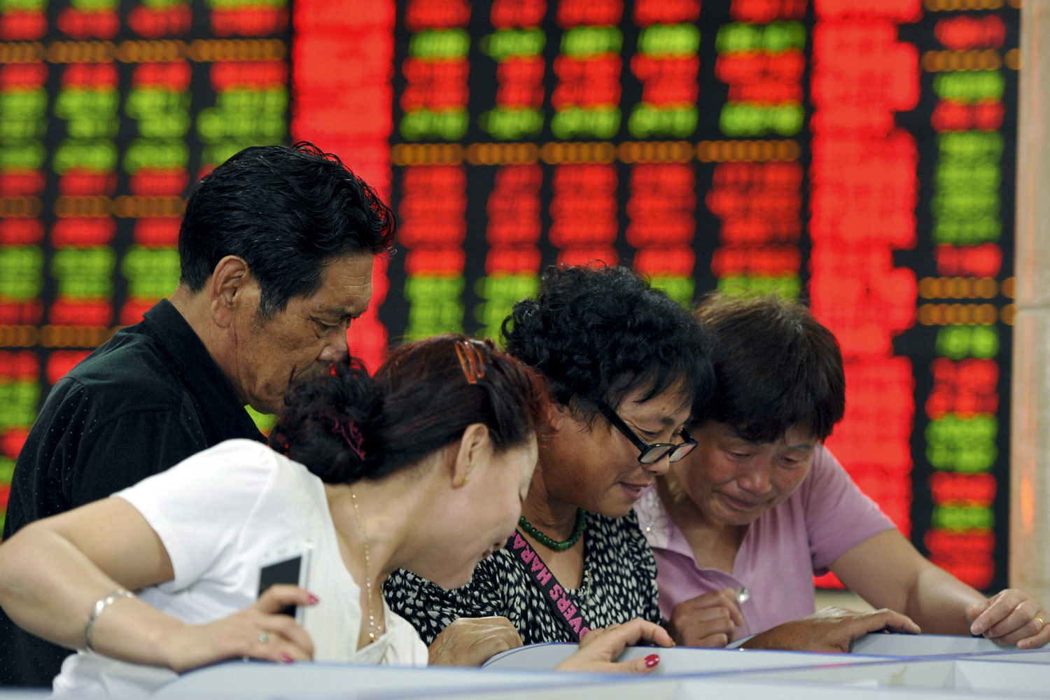 Крупные инвесторы недовольны системой квот, по которой они покупают акции в Шанхае