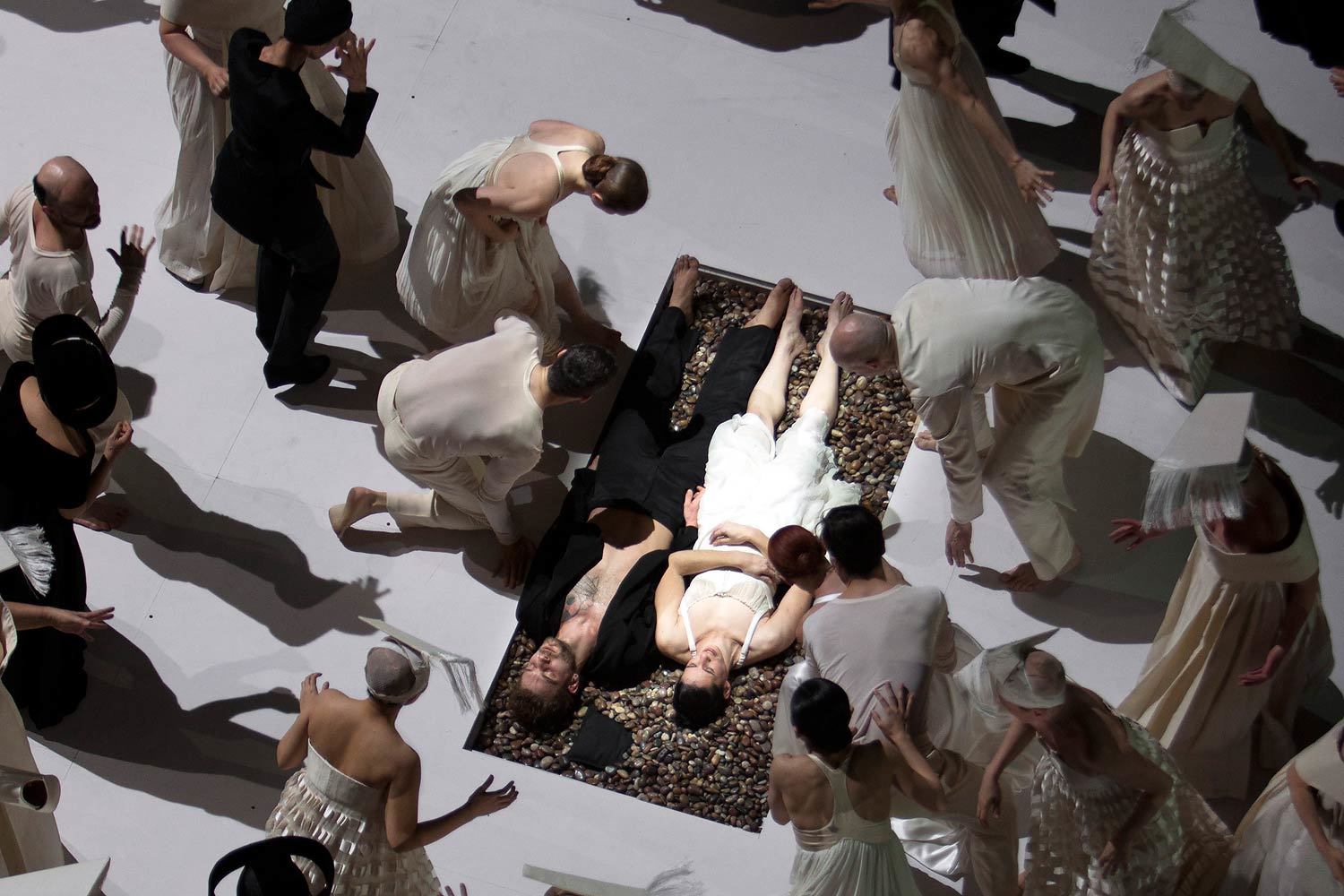 В финале героев хоронит массовка из почти сотни человек