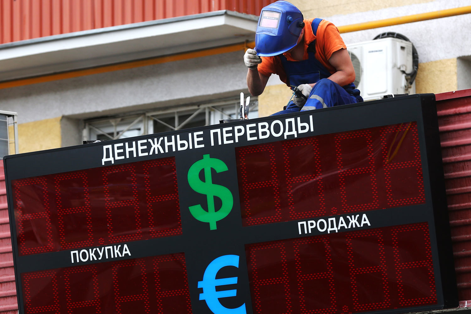 Укреплению рубля способствует растущие цены на нефть и решения ЦБ