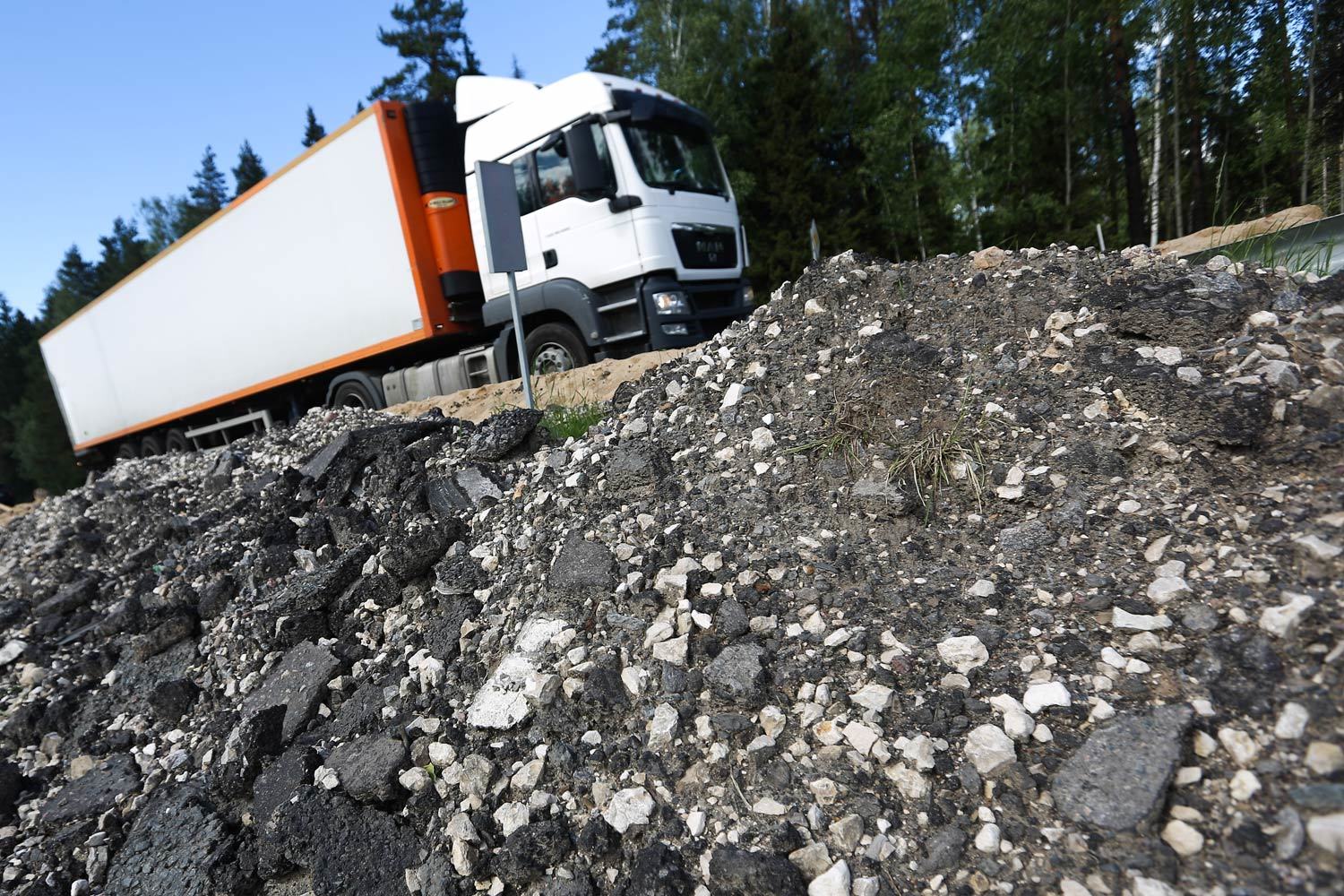 Чиновники думают, как все-таки собрать с тяжелых грузовиков столько, чтобы хватило не только компании – сборщику платы, но и на строительство дорог