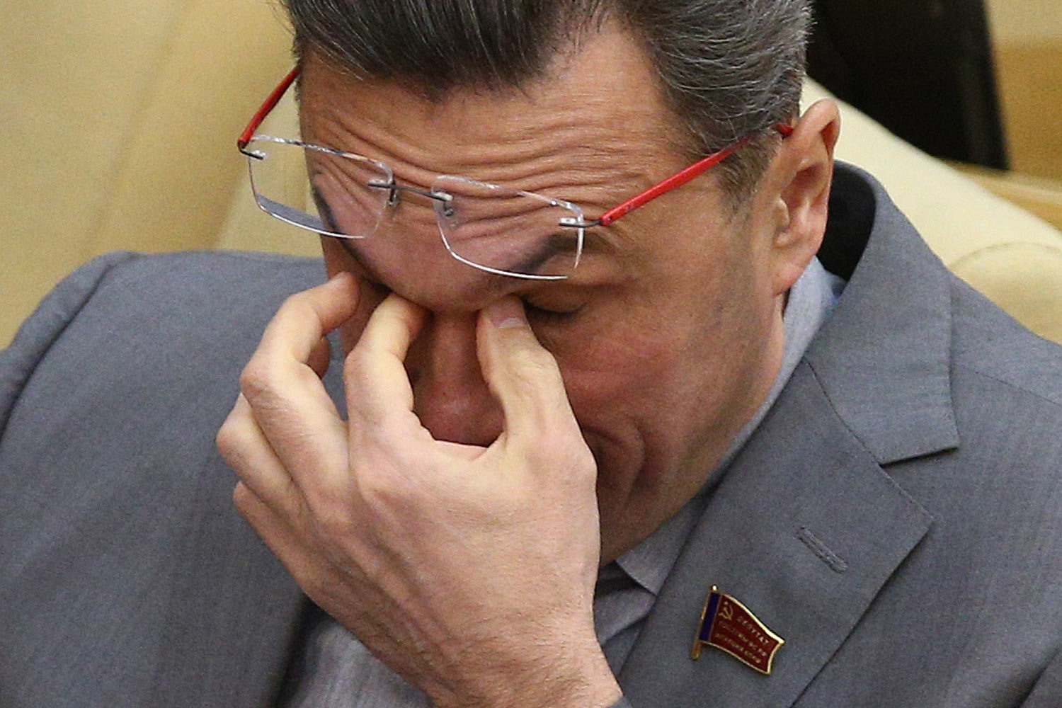 Бессонов обвиняется по ч. 2 ст. 318 УК РФ (применение насилия в отношении представителя власти), ему грозит до 10 лет лишения свободы