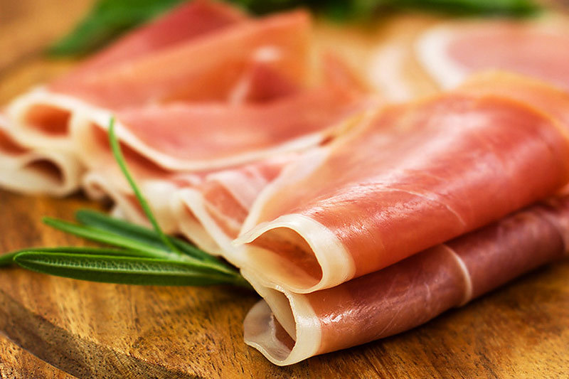 Прошутто в таможенной классификации не считается колбасой, поэтому ввоз итальянского деликатеса в Россию по-прежнему разрешен. С хамоном чуть сложнее: если он «заключен в кишки, желудки, пузыри, кожу и аналогичные оболочки», то его ввозить нельзя, в остальном ограничений нет. Правда, 12 августа представитель ФТС Лариса Ледовских заявила, что прошутто и хамон подпадают под ограничения