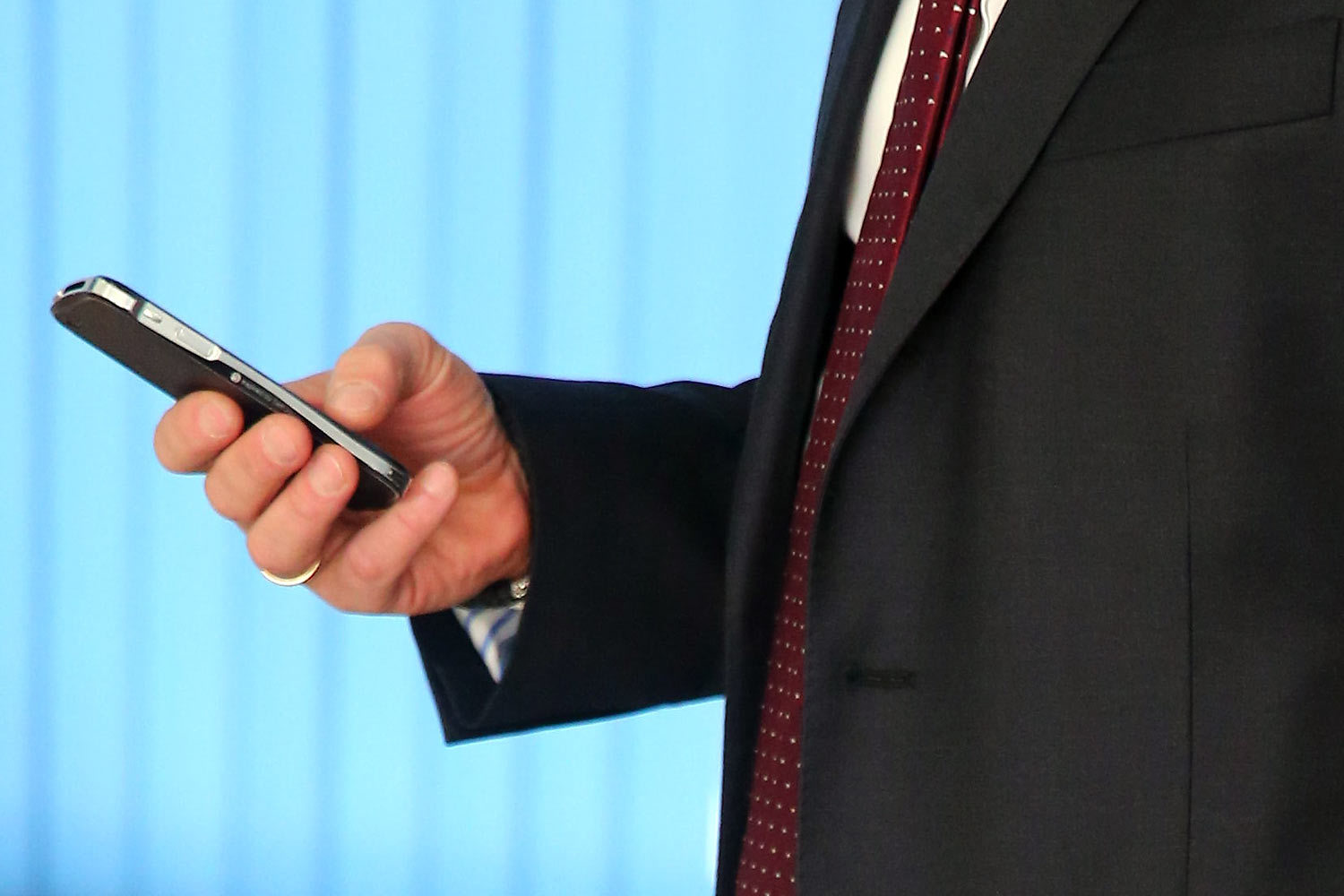 Государство может отменить запрет на мобильные платежи с корпоративных сотовых телефонов