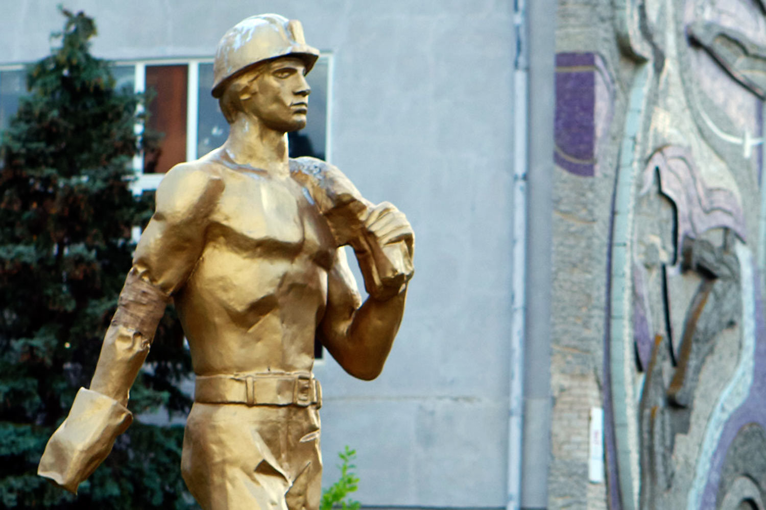 Нефтяник – главная надежда и единственная опора современной России