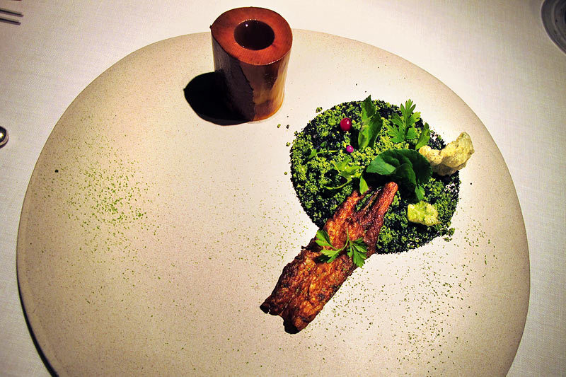 В Narisawa только фиксированное меню – это позволяет сдерживать в заведении цены