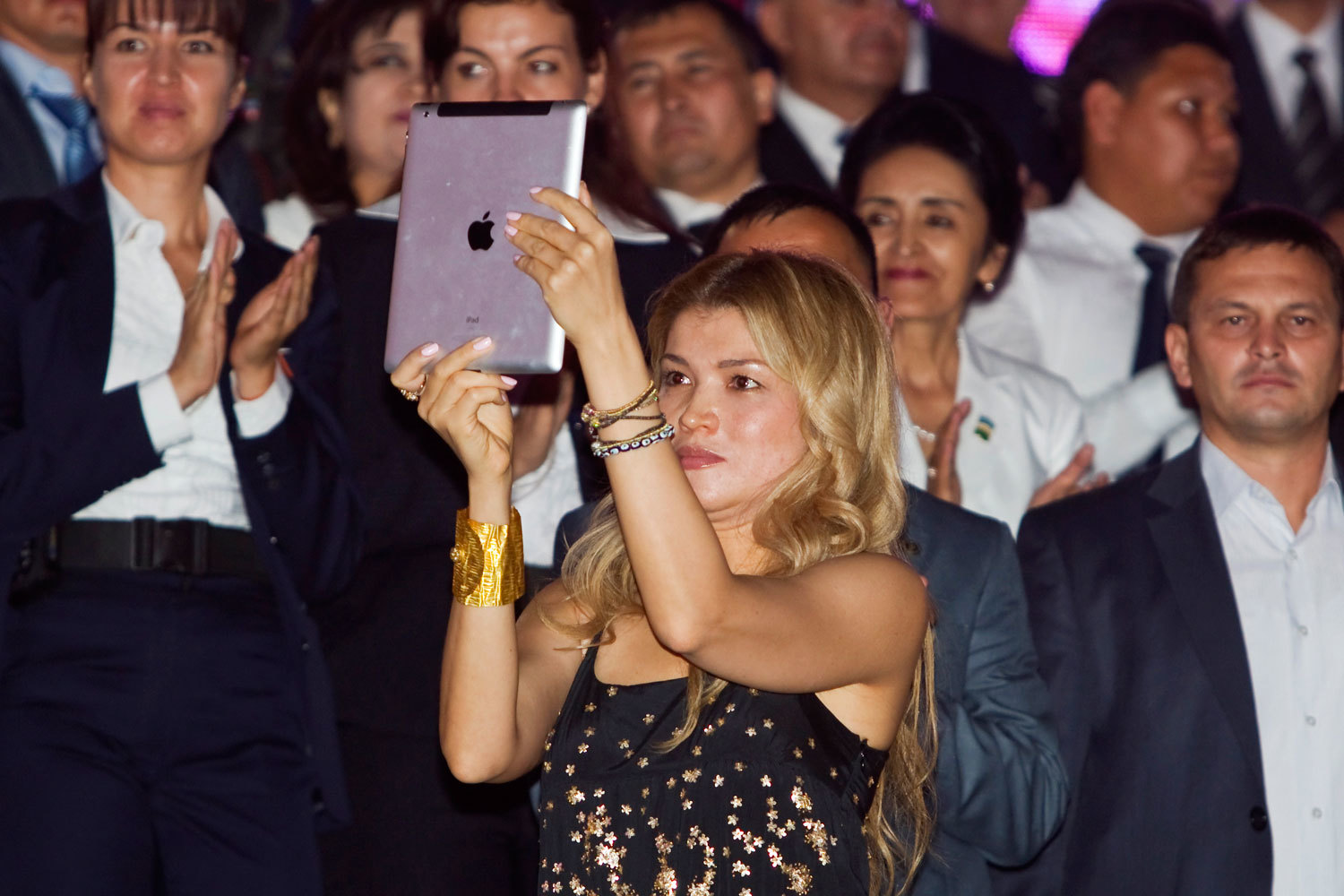 Следователи подозревают, что деньги за доступ на узбекский рынок  связи получали люди из окружения Гульнары Каримовой