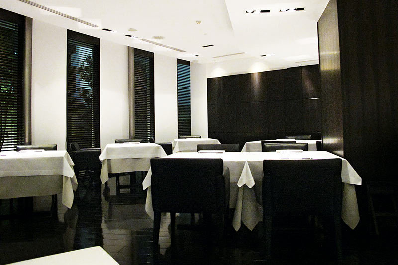 Камерный интерьер Narisawa вмещает менее 30 человек