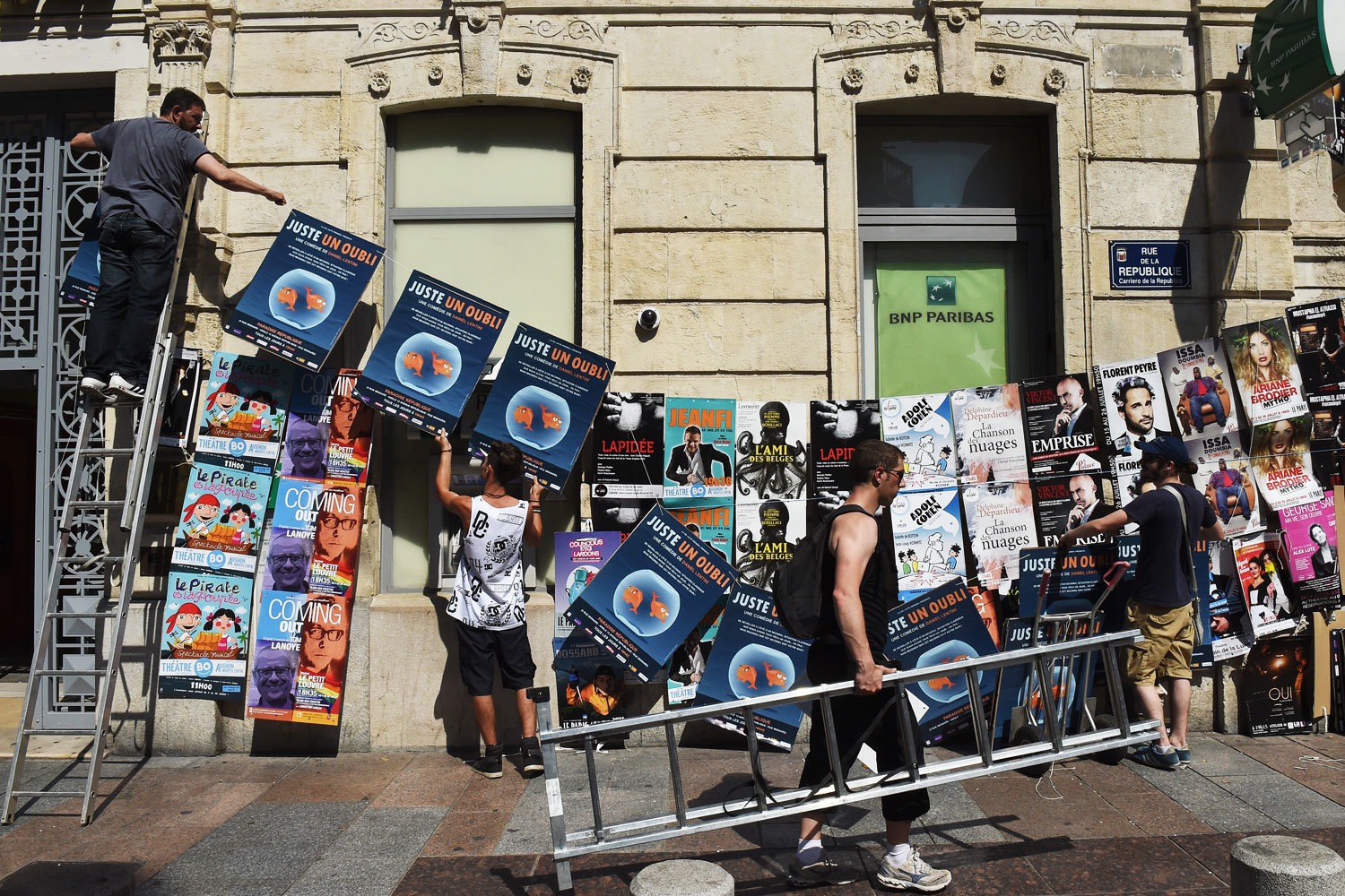 Афиши – главный источник фестивального мусора. Официальную программу тут не рекламируют