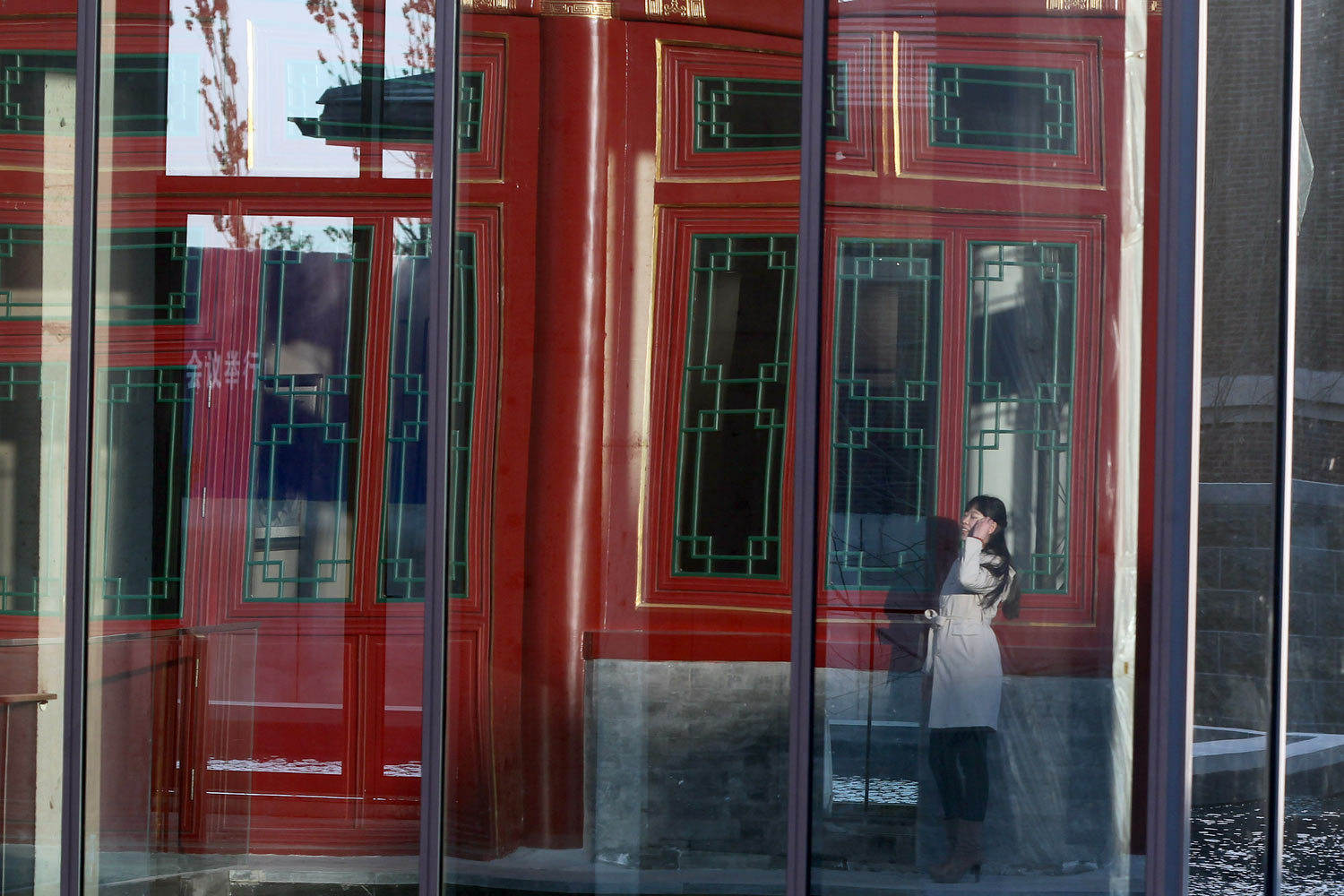 В понедельник гонконгские брокеры по заказу иностранных инвесторов продали рекордное число акций – на сумму 13,4 млрд юаней ($2,16 млрд), торгующихся на Шанхайской бирже