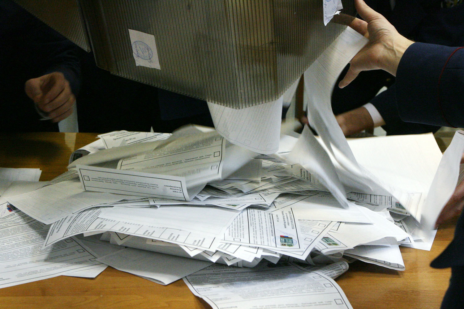 В пояснительной записке к проекту отмечалось, что при отсутствии такой графы «избиратель, которого не устраивает ни один из зарегистрированных кандидатов, лишается возможности выразить свою волю адекватным образом»