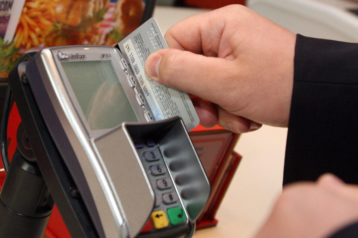 С1 июля 2015 г. банки должны выпускать расчетные и кредитные карты, оснащенные микропроцессором