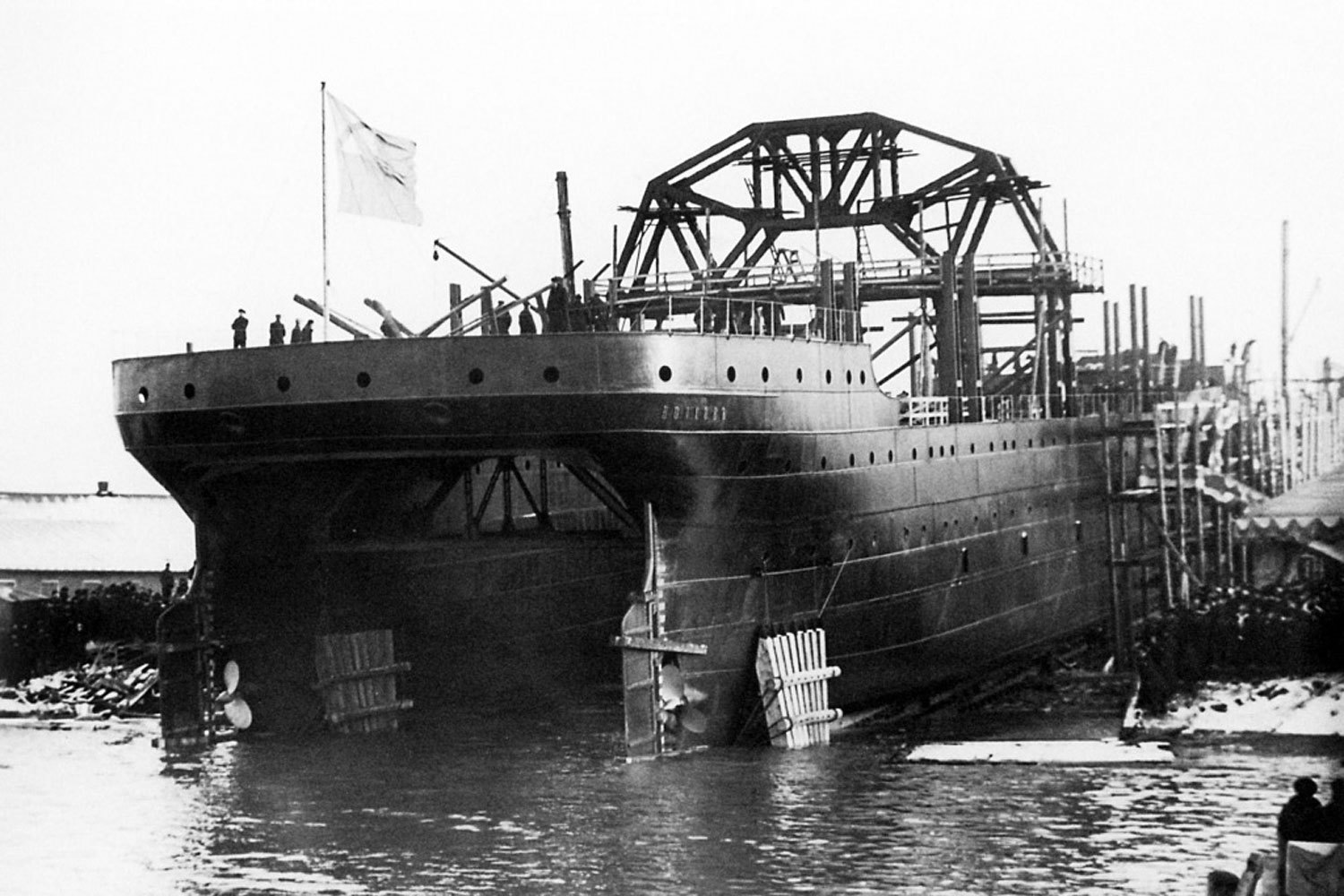 Судно «Волхов» — первоначальное название «Коммуны» — было заложено 12 ноября 1912 года и спущено на воду через год. «Коммуна» — спасатель подводных лодок, по конструкции — катамаран