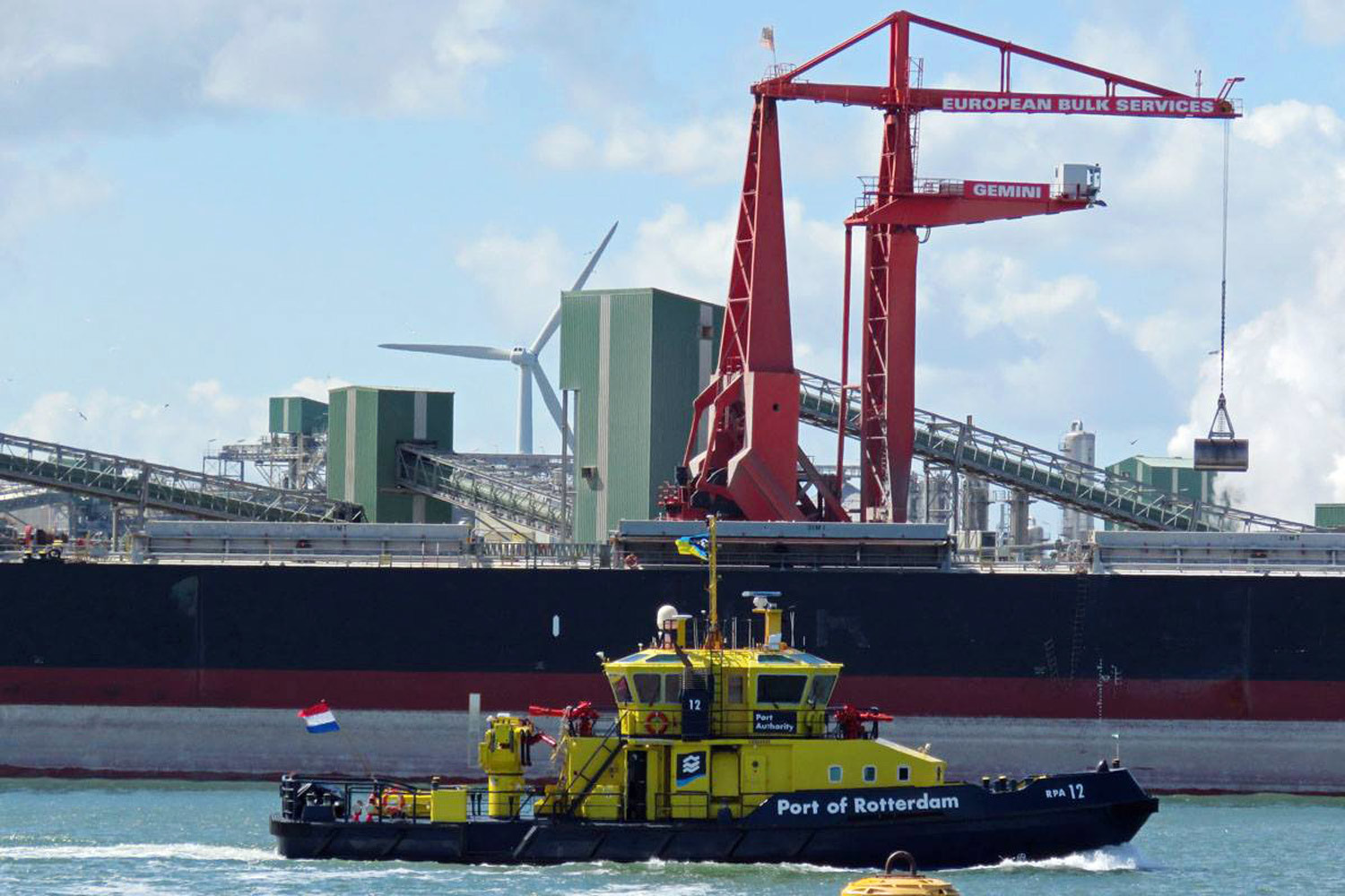 Группа из порта Роттердама совсем не уходит, там у нее остается стабильный бункеровочный бизнес, сообщил представитель компании