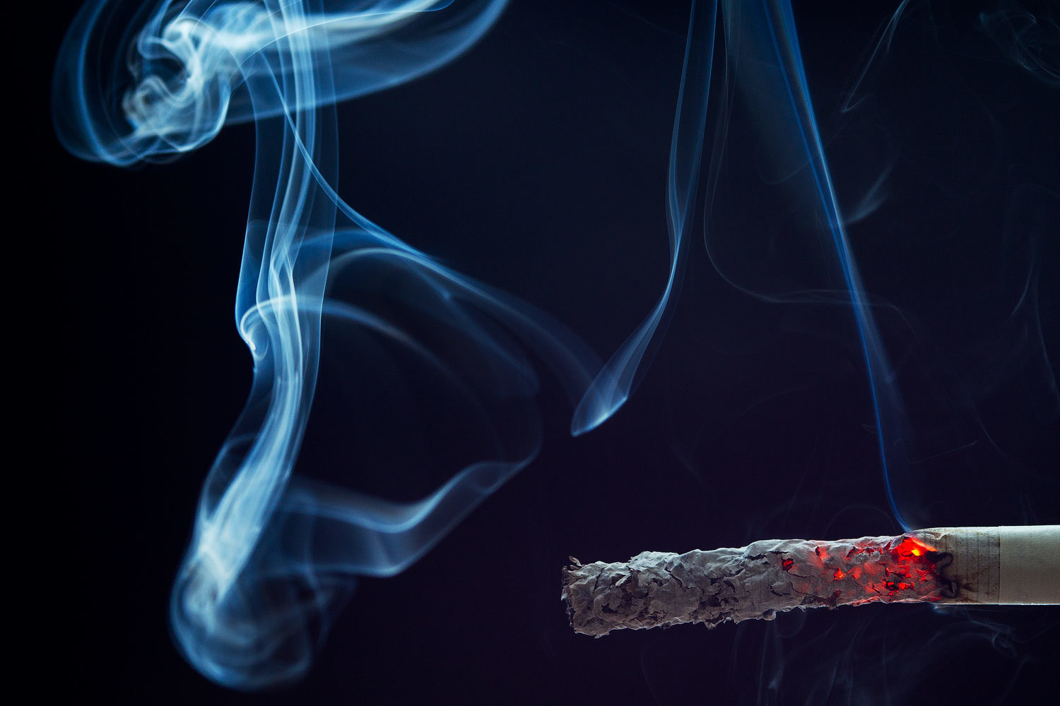 За прошлый год доля курящих в России сократилась на 2 п. п. до 23%, по данным экспертов Synovate Comcon