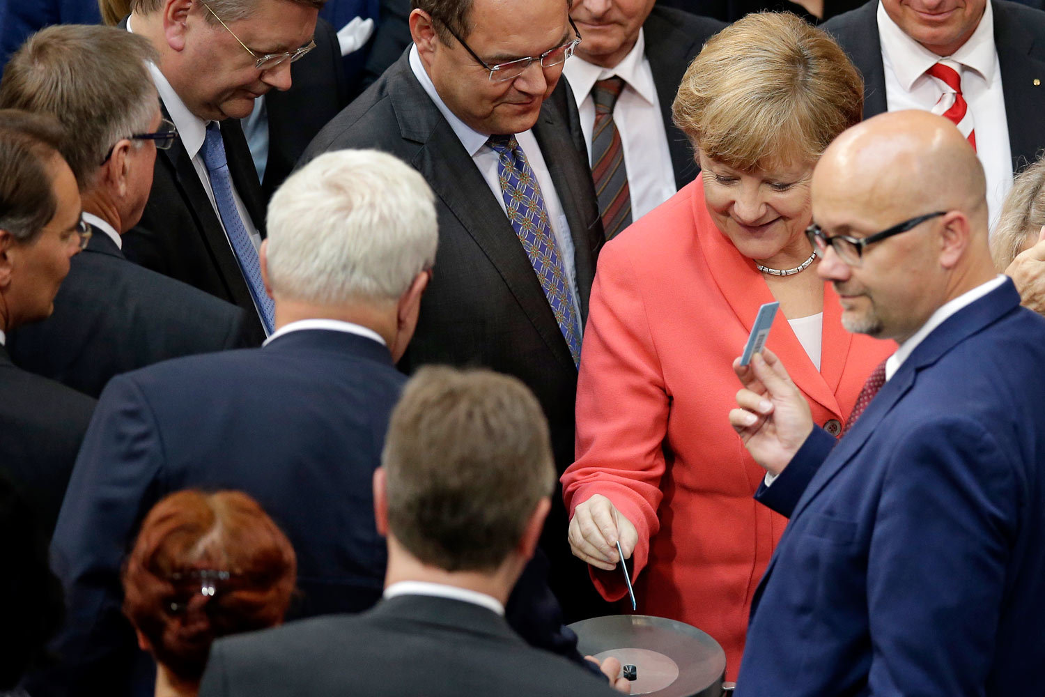 Депутаты бундестага разрешили правительству начать переговоры о деталях новой программы финансовой помощи Греции