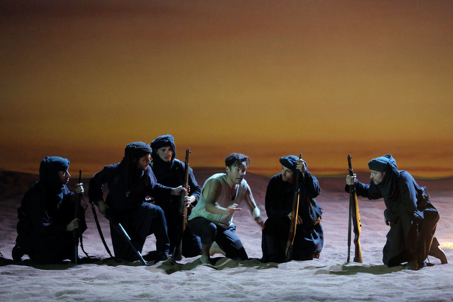 В новой версии «Похищения из Сераля» действие перенесено из дворца на фронт