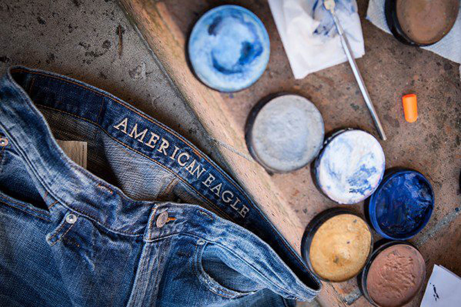 Сейчас остались точки American Eagle в «Афимолле» (закроются в конце недели, говорит сотрудник магазина) и в «Меге Белая Дача» (до 6 августа)