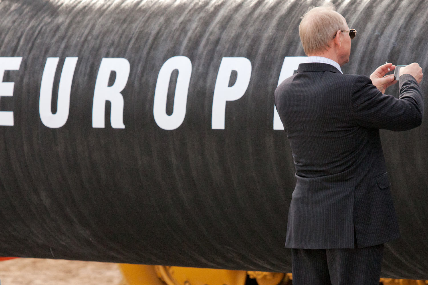 В частности ЕК обвинила "Газпром" в злоупотреблении доминирующим положением на газовых рынках восьми стран Европы