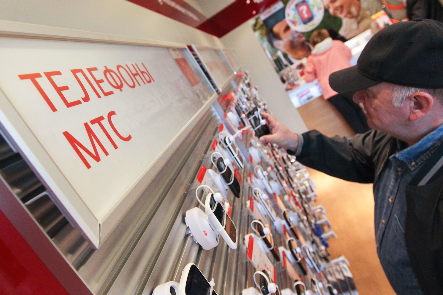 Российские операторы начали продавать телефоны под собственными брендами в 2005 г.