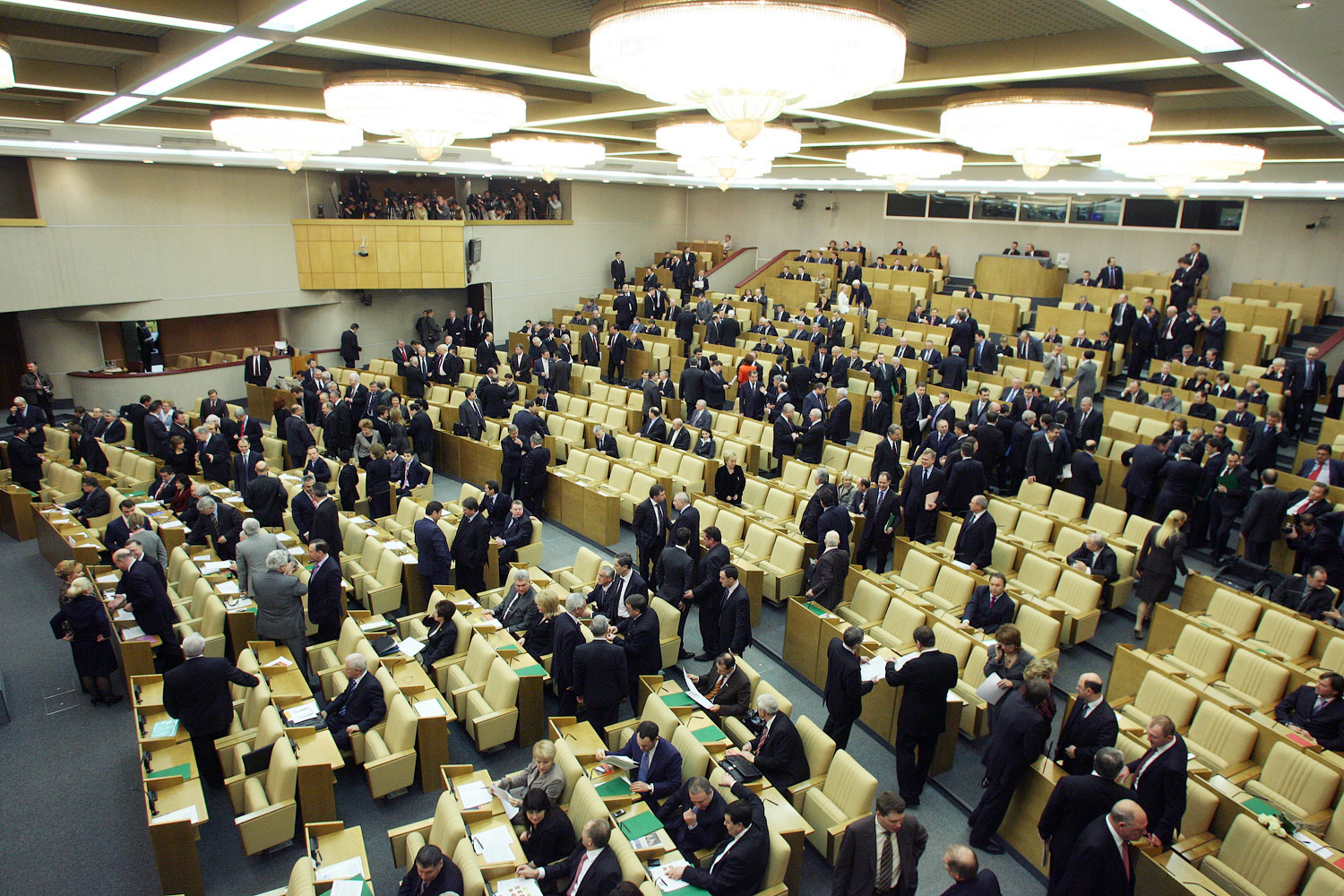 Членам Совета Федерации и депутатам ежемесячные доплаты к пенсии по старости будут платить с 65 лет и по прошествии трех лет работы, а не одного, как сейчас