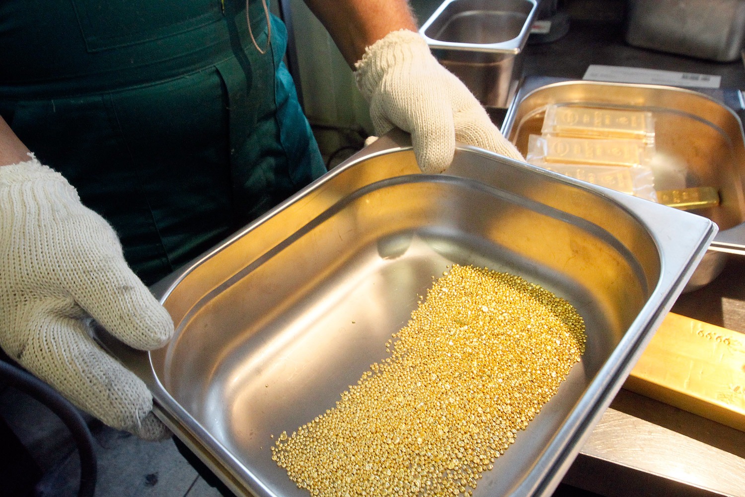 Цена на золото держится на пятилетнем минимуме