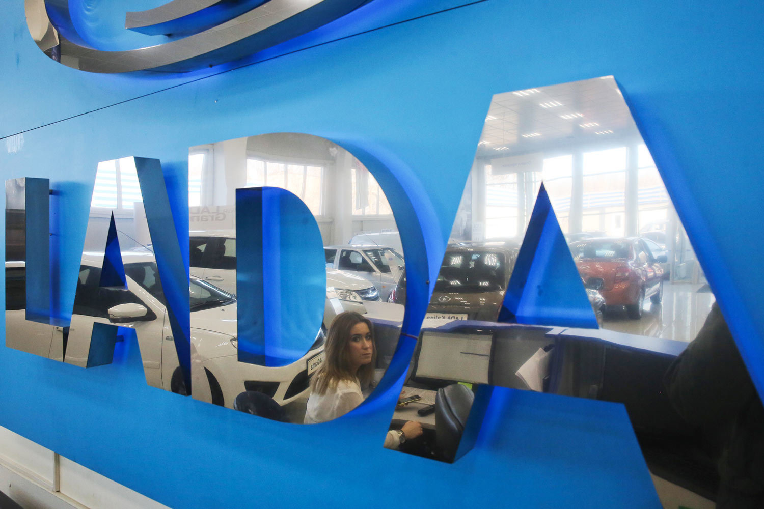 Сейчас Lada Granta, самая популярная модель на российском рынке, стоит от 332 000 руб., указано на сайте компании