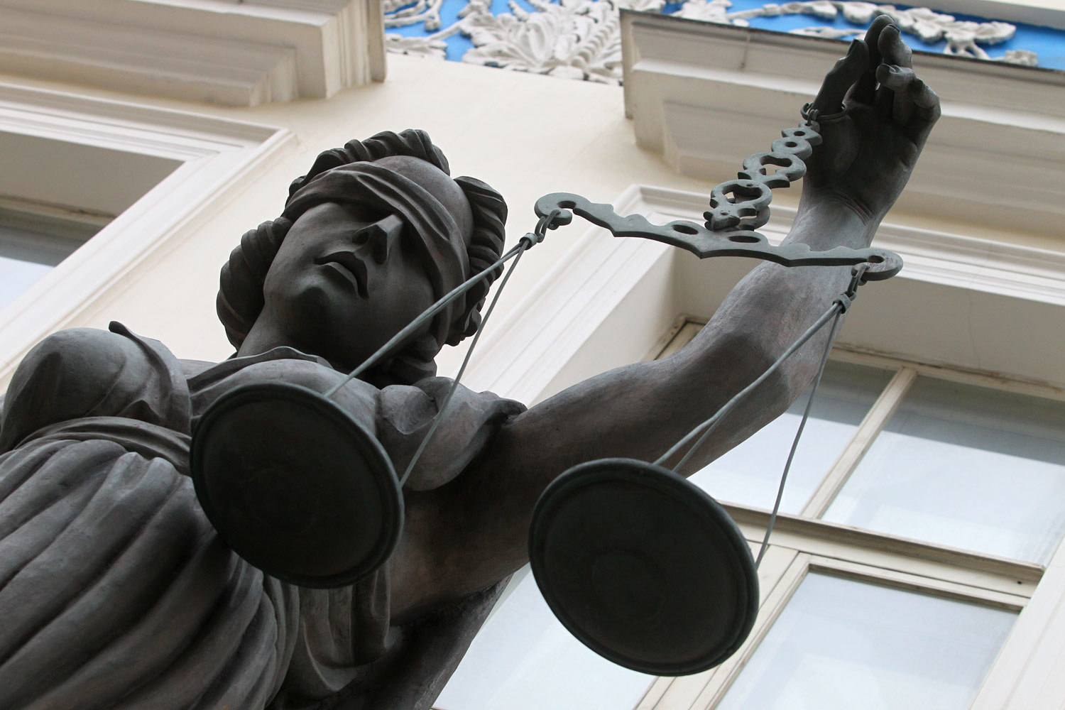 Правительство в отзыве ссылается на постановления Конституционного суда, отмечая, что они запрещают суду восполнять неполноту уголовного дела, объясняет адвокат