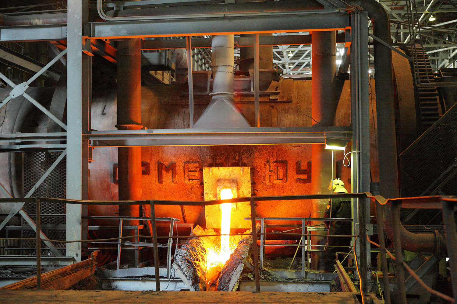 Избыток предложения на сырьевых рынках и риски снижения темпов экономического роста в Китае привели к падению цен на нефть, золото, медь и другие виды сырья до многолетних минимумов