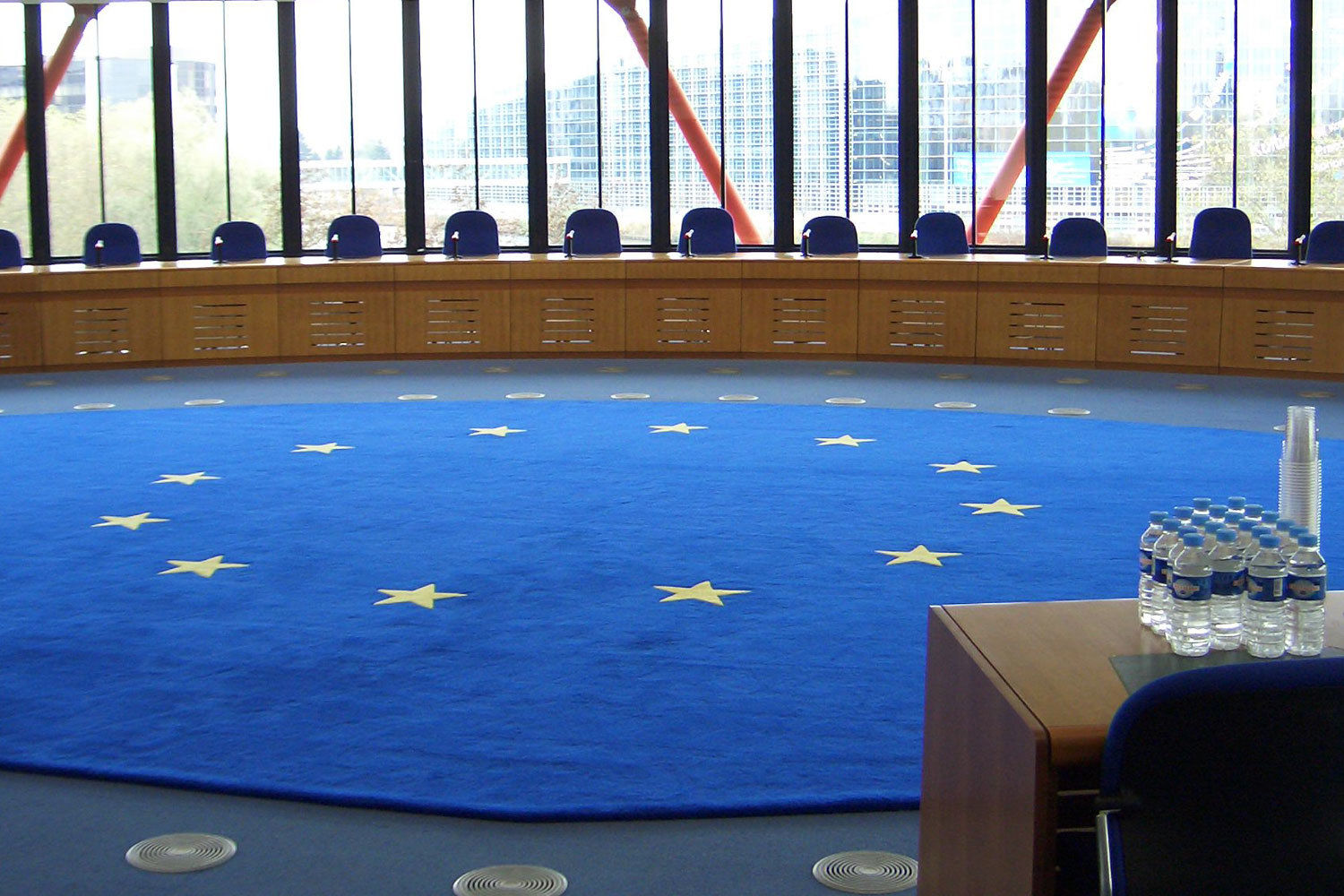 Авторы предлагают проводить экспертизу новых законопроектов, чтобы те не расходились с правом Совета Европы