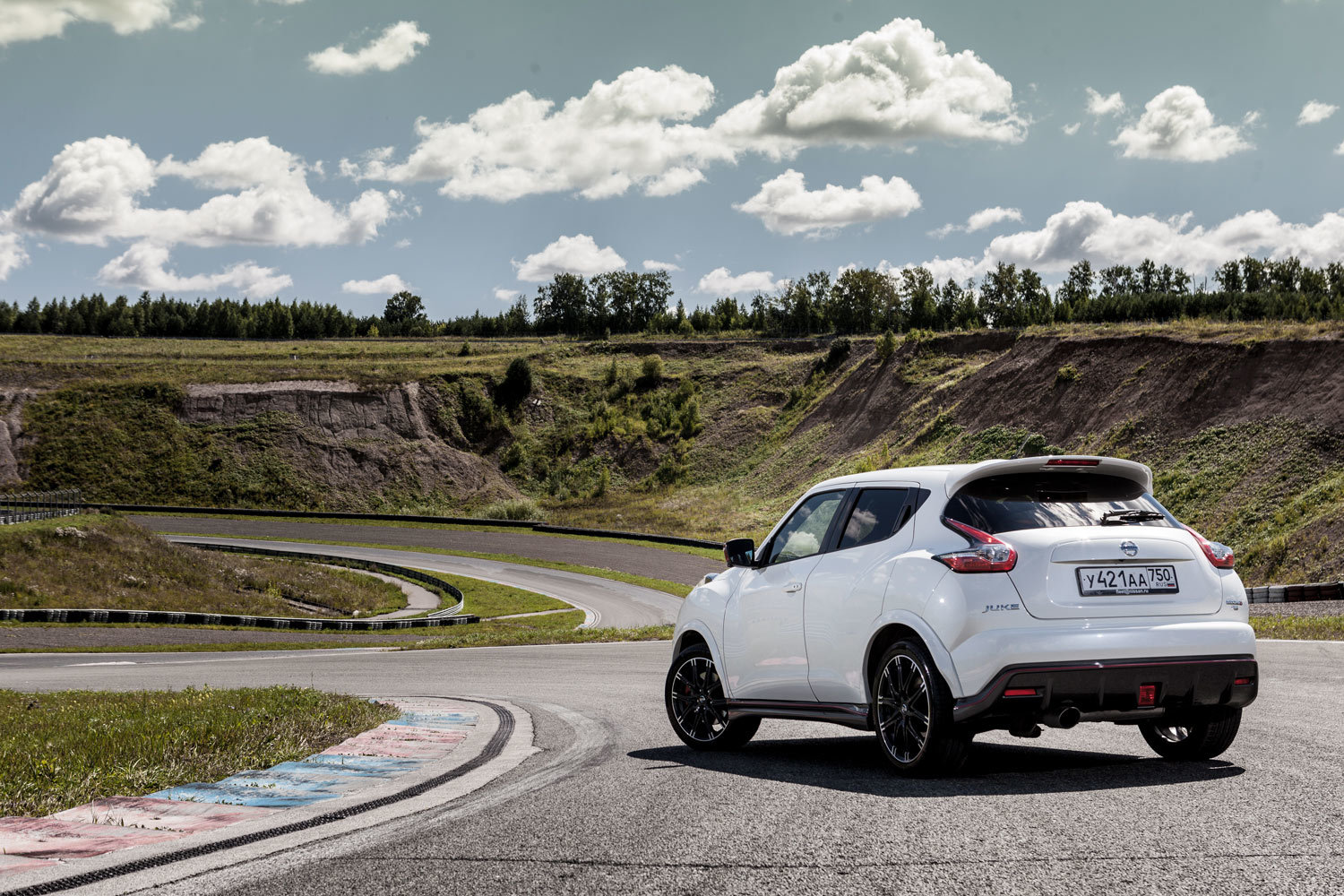 В режиме AWD-V тяга оптимально распределяется между задними колёсами, словно «довинчивая» Nismo RS в поворот