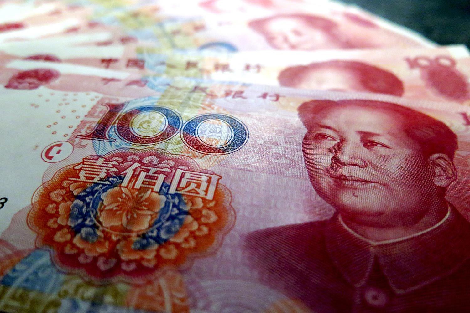 Первоначально МВФ планировал включить юань в корзину валют SDR, в которую уже входят доллар, евро, иена и фунт, с 1 января 2016 г.