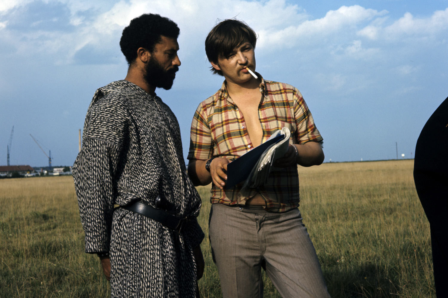 Райнер Вернер Фассбиндер (справа) и актер Эль Хеди на съемках фильма «Продавец четырех времен года»