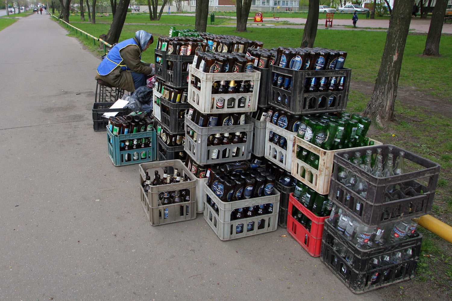 Коммунисты просят обратить внимание на лицензирование деятельности индивидуальных предпринимателей и юрлиц, направленной на прием и переработку вторичного стекольного сырья, а также оказать административное содействие в массовой установке пунктов приема стеклотары в шаговой доступности для жителей