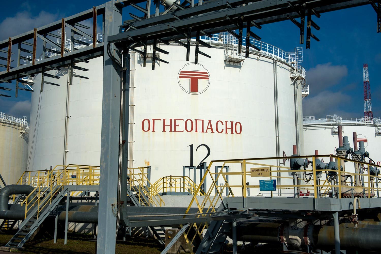 У «Транснефти» есть своя версия появления нефтепродуктов в реке — они могли попасть из дождевого коллектора «Мосводостока»