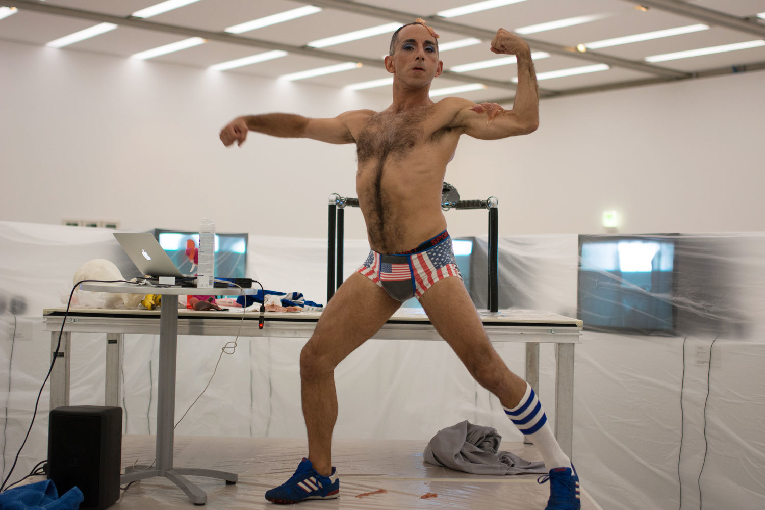 Энтони Рицци показывает, каким красивым должен быть художник. На голове – кусок ветчины