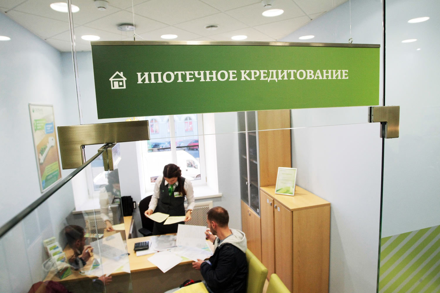 По данным ЦБ, ипотечное кредитование в России вернулось на уровни 2012 г. В январе – июле банки выдали ипотечных кредитов на 467,9 млрд руб., что на 40,1% меньше, чем годом ранее