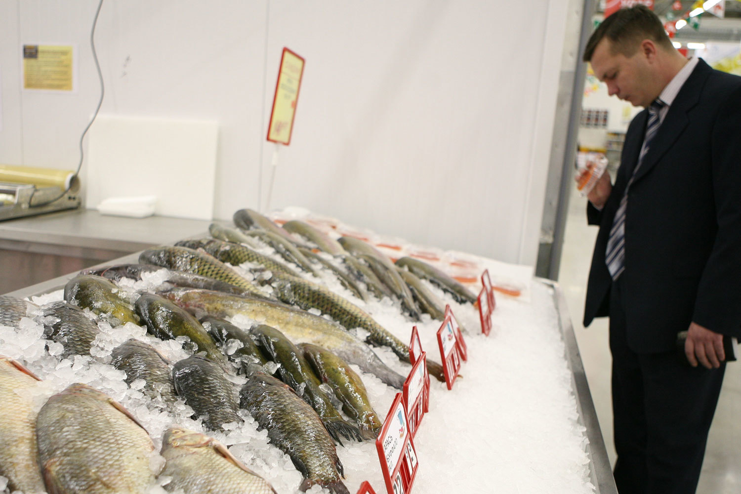 Преференции для местных производителей возможны только как добрая воля сетей, это частные компании и администрация не может их регулировать, говорит источник в Смольном