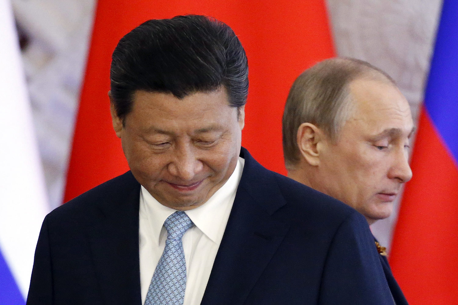 Падение цен на нефть осложняет переговоры России и Китая по второму газовому контракту. На фото: председатель КНР Си Цзиньпин и президент России Владимир Путин