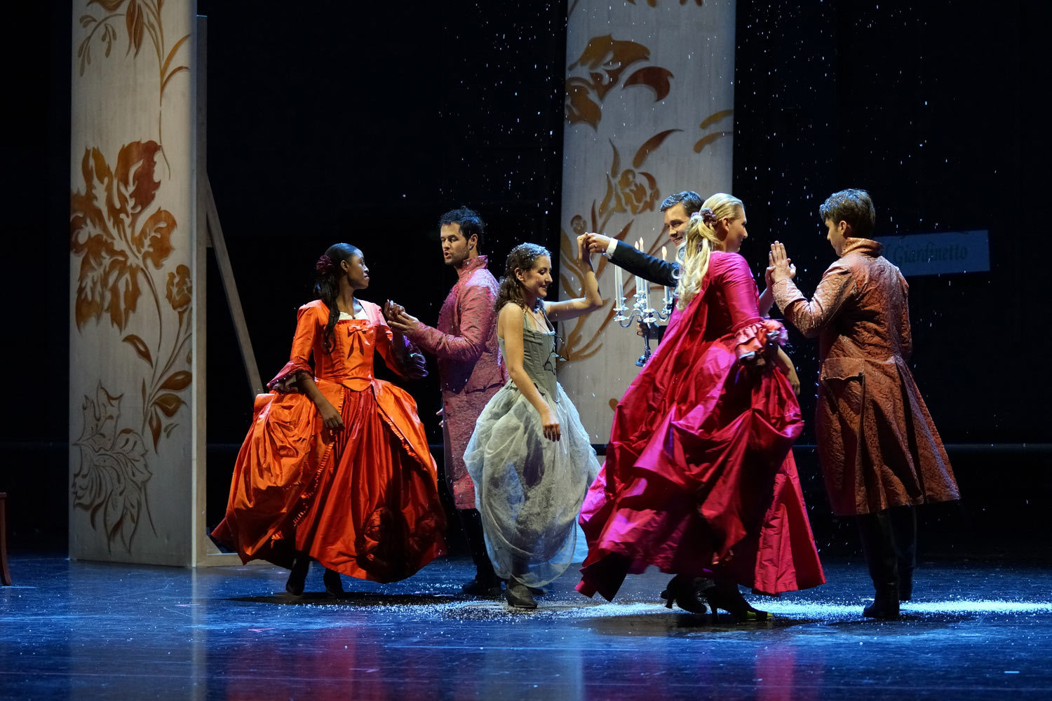 Оперу Моцарта исполняет интернациональный молодежный состав – здесь и Африка, и Новая Зеландия, и Россия