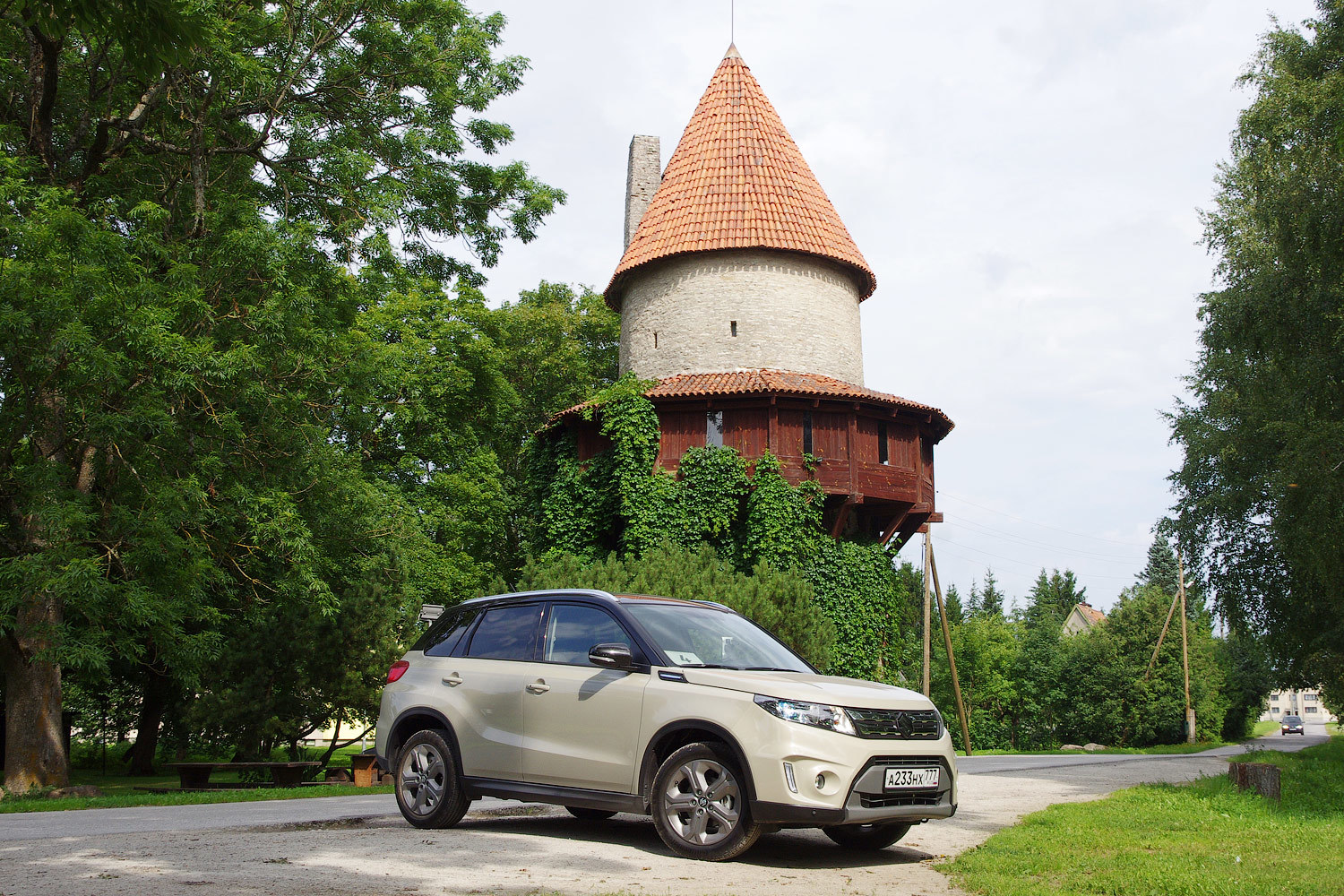 Эстония, больше десяти лет назад вступившая в Евросоюз, живет тихой размеренной жизнью микрогосударства и понемногу приобретает минималистичный скандинавский лоск. Suzuki Vitara в четвертом поколении – модный кроссовер, предлагающий богатую базовую комплектацию и возможностей для индивидуализиции